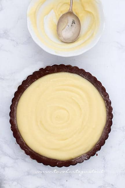 Riempire la crostata con la crema - Ricetta Crostata Crema e Nutella