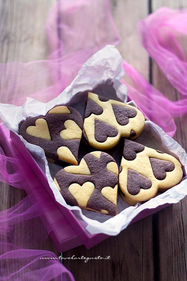 Scatola con Biscotti Vaniglia e Cacao -Ricetta Biscotti vaniglia e cacao (Cuori bicolore)