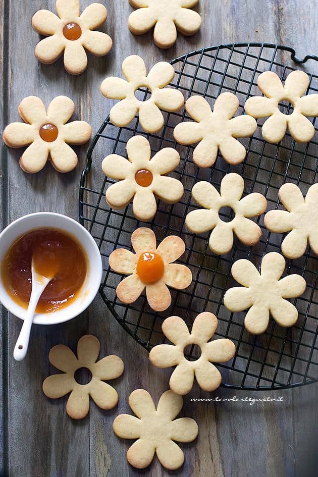 Farcire i Biscotti a forma di fiore - Ricetta Biscotti di Pasqua