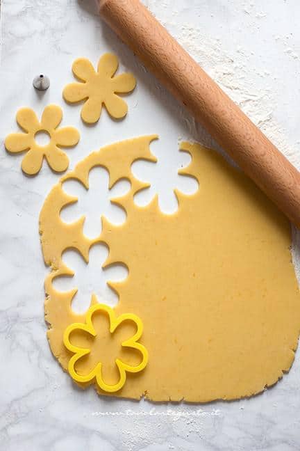 Intagliare i biscotti a forma di fiore - Ricetta Biscotti di Pasqua