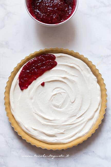 Aggiungere la composta di fragole sulla ricotta - Ricetta Crostata Pasquale alla ricotta e fragole