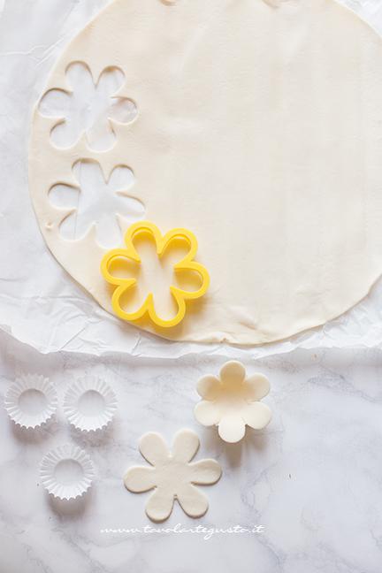 Come fare i fiori di pasta sfoglia - Ricetta Fiori di pasta sfoglia