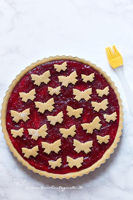 Decorare la superficie della crostata pasquale con le farfalle - Ricetta Crostata Pasquale alla ricotta e fragole