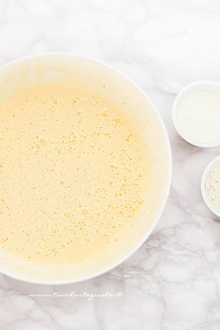 Pesare gli ingredienti con il vasetto di yogurt - Ricetta Torta 7 vasetti
