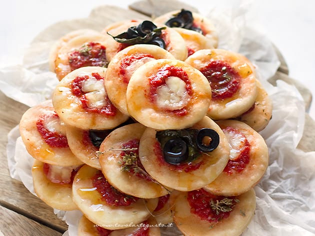 Pizzette allo yogurt soffici senza lievitazione - Ricetta Pizzette allo yogurt-