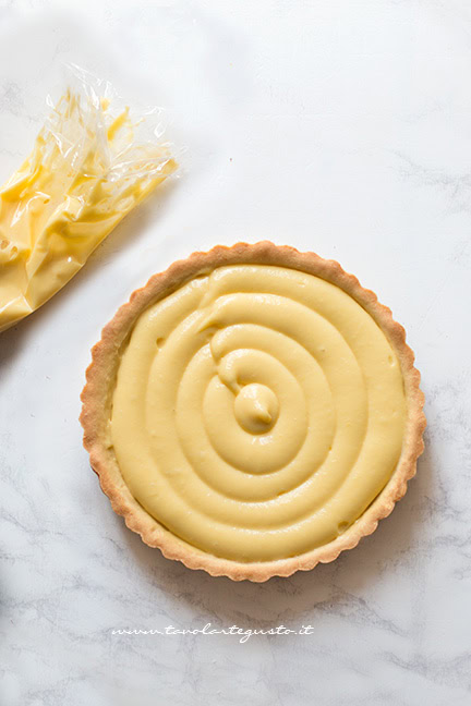 farcire la crostata di fragole con la crema
