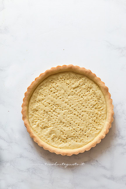 guscio cotto in bianco della crostata di fragole