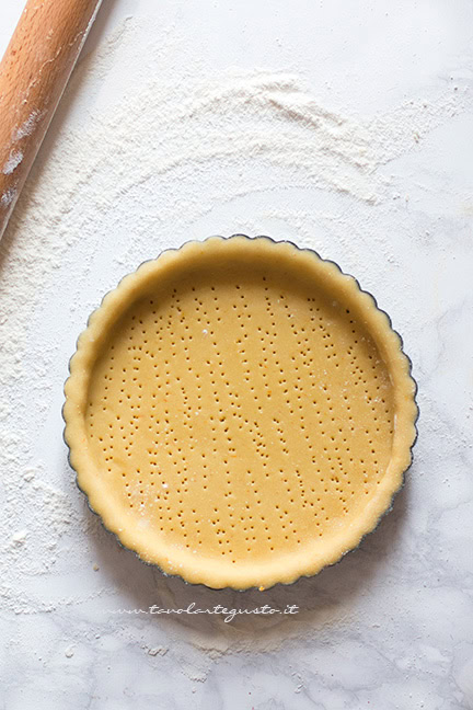 preparare il guscio di frolla per la crostata di fragole