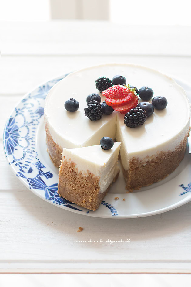 Cheesecake ai frutti di bosco senza cottura - Ricetta Fatto in casa da  Benedetta