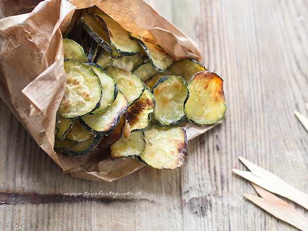 Chips di zucchine croccanti (al forno) Ricetta facile e veloce - Ricetta di Tavolartegusto