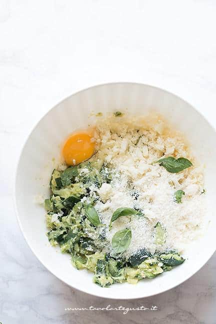 Impasto delle polpette con le zucchine - Ricetta Polpette di zucchine