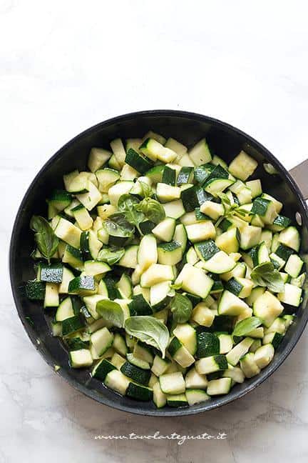 Insaporire le zucchine fresche in padella - Ricetta Polpette di zucchine