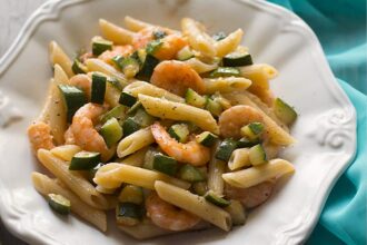 Pasta zucchine e gamberetti saporita - Ricetta Pasta zucchine e gamberetti