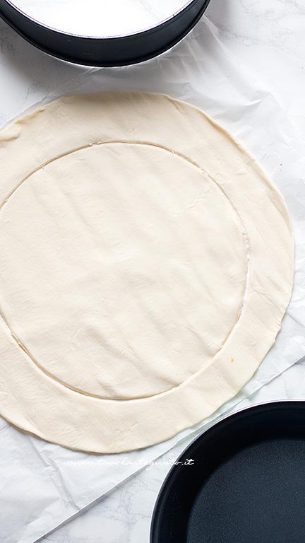 Ricavare un cerchio di pasta sfoglia - Ricetta torta di pesche e pasta sfoglia semplice