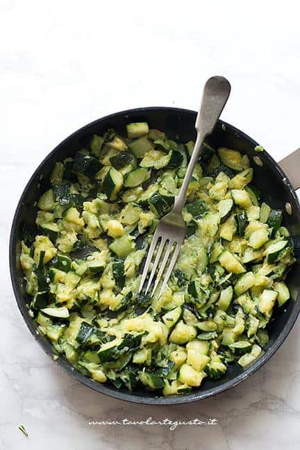 Schiacciare le zucchine con la forchetta - Ricetta Polpette di zucchine