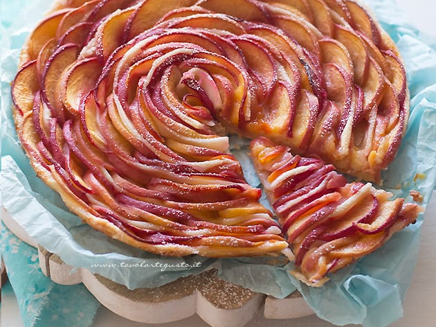 Torta di pesche e pasta sfoglia - Torta Rosa di pesche - Ricetta torta di pesche e pasta sfoglia - Ricetta di Tavolartegusto