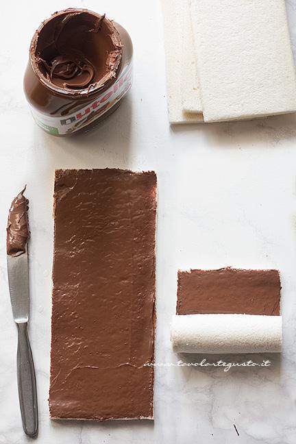 spalmare la nutella e arrotolare il pancarrè - Ricetta Girelle di pancarrè alla nutella
