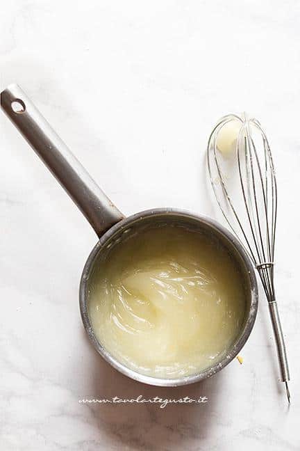 Preparare la crema per farcire le crostatine - Ricetta Crostatine alla frutta
