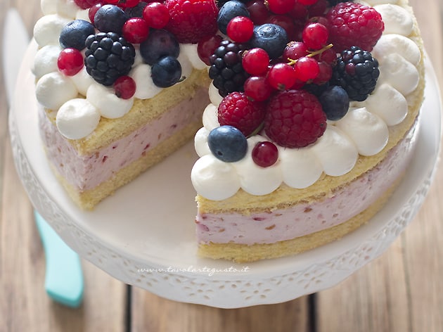 Torta ai frutti di bosco (soffice, dal ripieno cremoso e frutta fresca) - Ricetta- - Ricetta di Tavolartegusto