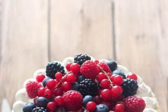 Torta ai frutti di bosco (soffice, dal ripieno cremoso e frutta fresca) - Ricetta