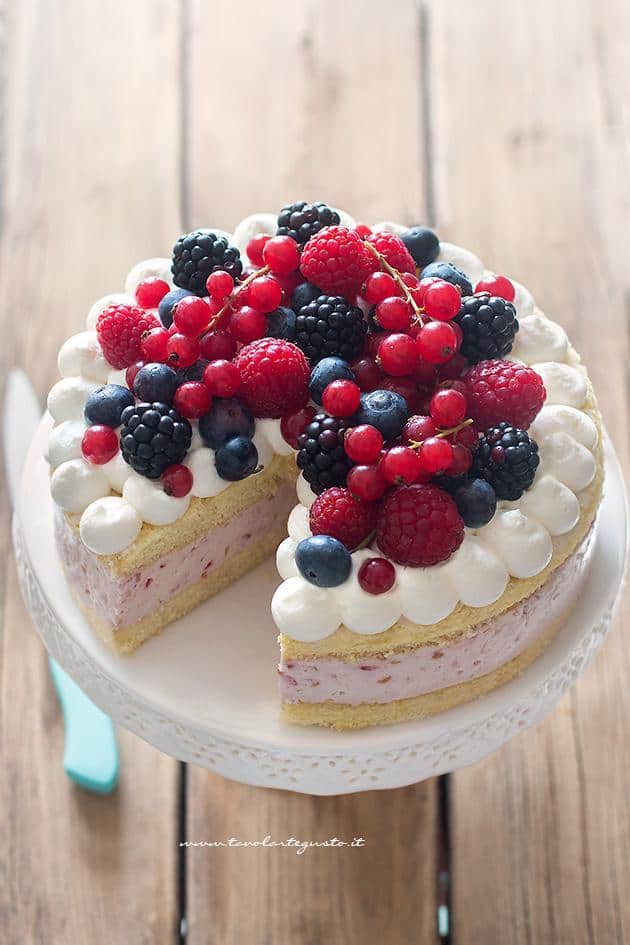 Torta ai frutti di bosco (soffice, dal ripieno cremoso e frutta fresca) - Ricetta