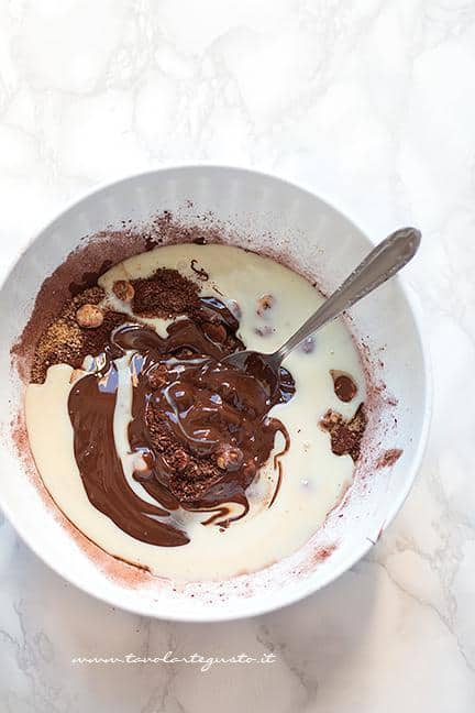 Aggiungere il cioccolato fuso - Ricetta Brownies senza cottura