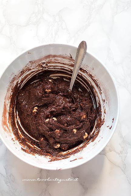Mescolare tutto insieme - Ricetta Brownies senza cottura