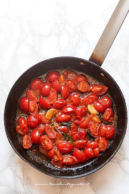 Preparare il sughetto con i pomodorini - Ricetta Melanzane a funghetto