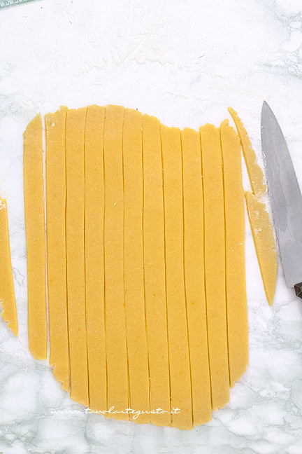 Come ricavare le strisce perfette per la crostata - Ricetta Crostata alla marmellata - Ricetta di Tavolartegusto