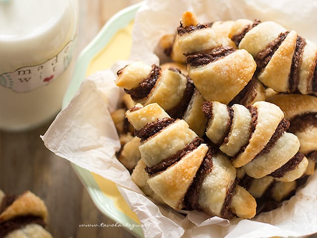 Cornetti alla nutella - Ricetta Cornetti veloci alla nutella-