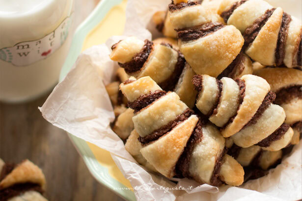 Cornetti alla nutella - Ricetta Cornetti veloci alla nutella
