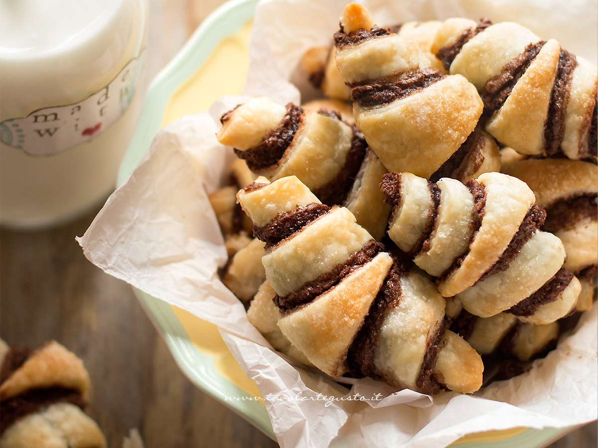 Cornetti alla nutella - Ricetta Cornetti veloci alla nutella
