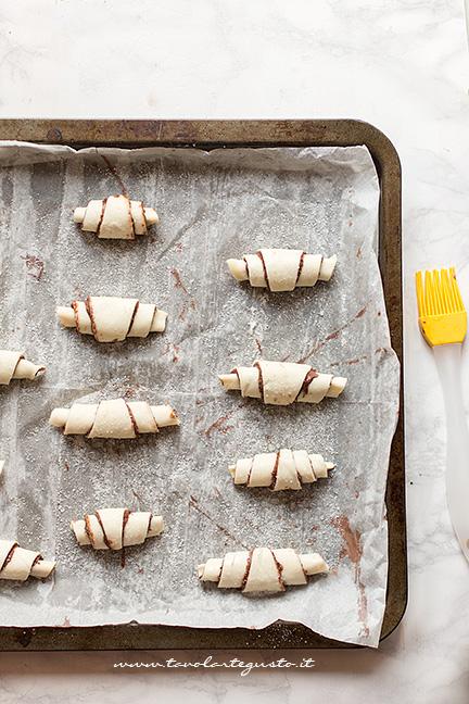 Cornetti alla nutella una colazione o una merenda soffice e golosissima che  potrete preparare in casa invece che andare…