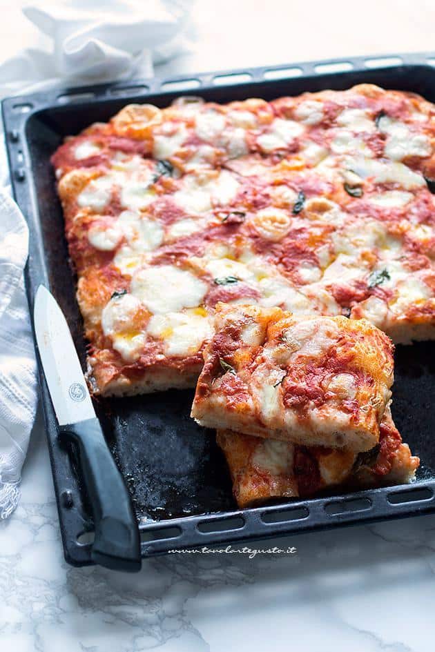 Fette morbide di pizza in teglia come in pizzeria - Ricetta di Tavolartegusto