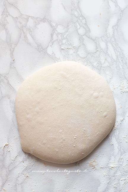 Pizza in teglia: Ricetta semplice e soffice (Tutti i segreti)