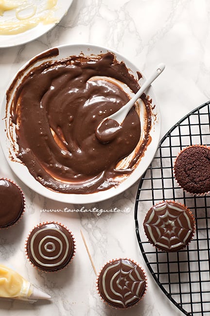 Come fare la ragnatela sui cupcake - Ricetta Cupcake per Halloween