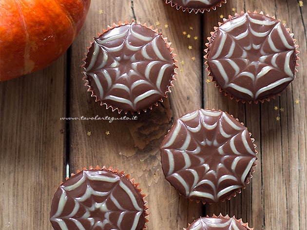 Cupcake ragnaleta per halloween - Ricetta Cupcake ragnatela