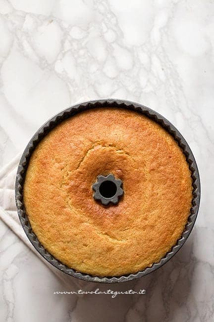 Ciambella appena sfornata - Ricetta Ciambella all'arancia