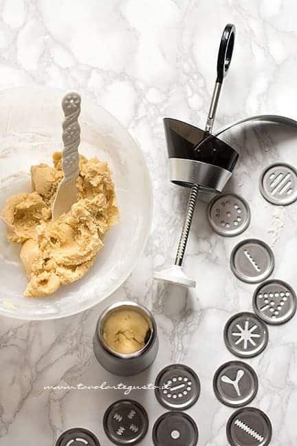 Come fare i biscotti con la spara biscotti - Ricetta Biscotti con la spara biscotti