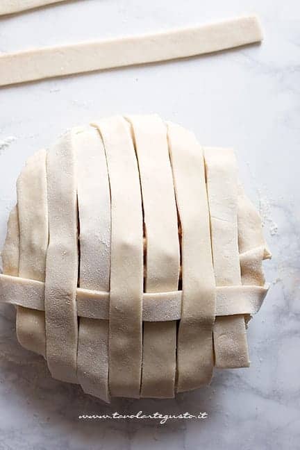 Come fare l'intreccio su una crostata 1 - Intreccio perfetto per crostate e pie - Ricetta di Tavolartegusto