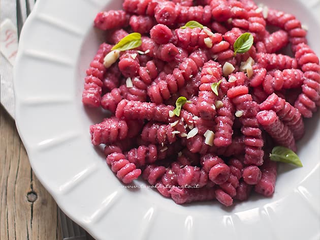 Pasta con barbabietole rosse - (Pasta con crema di barbabietole) - Ricetta veloce