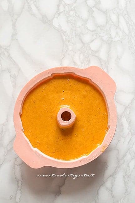 Torta di zucca pronta per il forno - Ricetta Torta di zucca e amaretti
