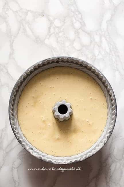 Versare l'impasto nella teglia - Ricetta Ciambella all'arancia