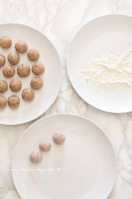 formare le polpette - Ricetta köttbullar, le polpette svedesi