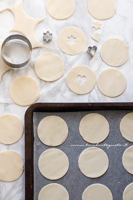ricavare i dischi di pasta brisé - Ricetta Hand pies