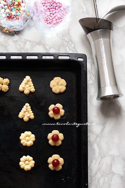 sparare i biscotti direttamente in teglia - Ricetta Biscotti con la spara biscotti