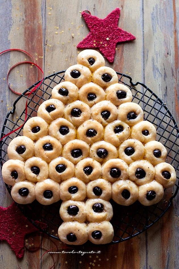 Dolci A Forma Di Albero Di Natale.Albero Di Focaccia Focaccia A Forma Di Albero Di Natale Di Tavolartegusto