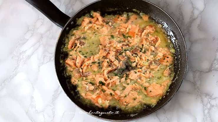 Preparare il sughetto con cipolla, olio, panna e salmone - Ricetta Farfalle al salmone