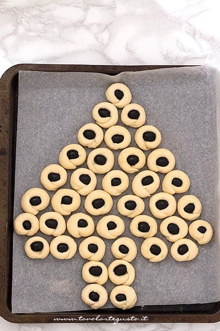 creare la forma ad albero di natale - Ricetta Albero di focaccia