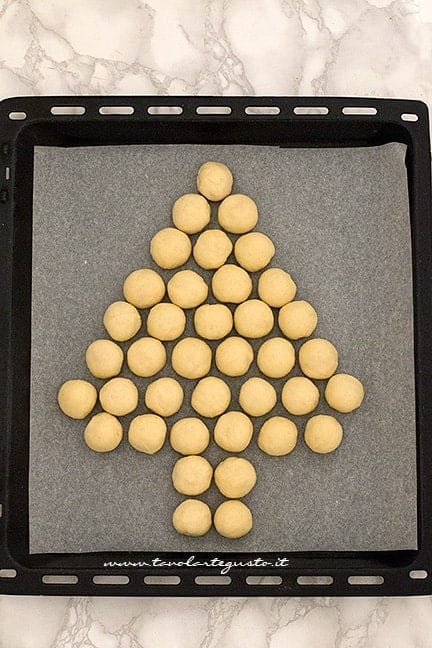 fare la forma di albero di natale con le palline - Ricetta Albero di pan brioche alla nutella